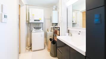 Villa Confort, 3 habitaciones, para no fumadores, baño en la habitación | Baño | Tina y regadera independientes y amenidades de baño gratuitas