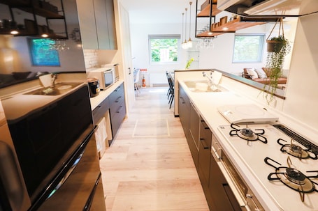 Comfort Villa, 3 Bedrooms, Non Smoking, Ensuite | Private kitchen | Fridge, microwave, oven, stovetop