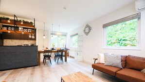 Ein stilvolles Wohnzimmer mit Küche, Essbereich und Sitzgelegenheiten.