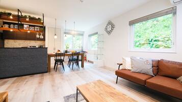 3 bedrooms, individually decorated, individually furnished, desk