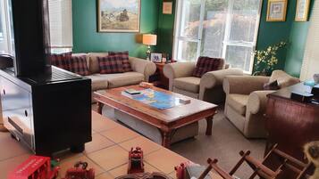 Deluxe Double Room | Living area | 32-inch LCD TV with satellite channels, TV, Netflix