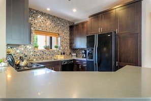 Refrigerador, horno, placa de cocina, lavavajillas