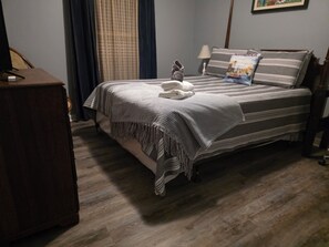 3 bedrooms, desk, iron/ironing board, free WiFi - Cute house on a quiet street w/ Air UV Filter (Bloomingdale)