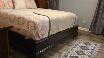 3 bedrooms, desk, iron/ironing board, free WiFi