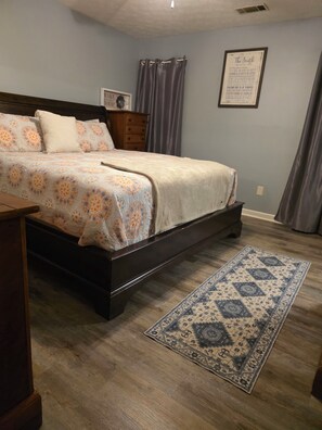 3 bedrooms, desk, iron/ironing board, free WiFi