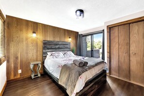 5 habitaciones, escritorio y tabla de planchar con plancha