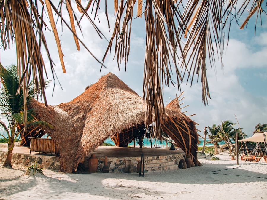 Sulla spiaggia, sabbia bianca, cabine (a pagamento), teli da spiaggia
