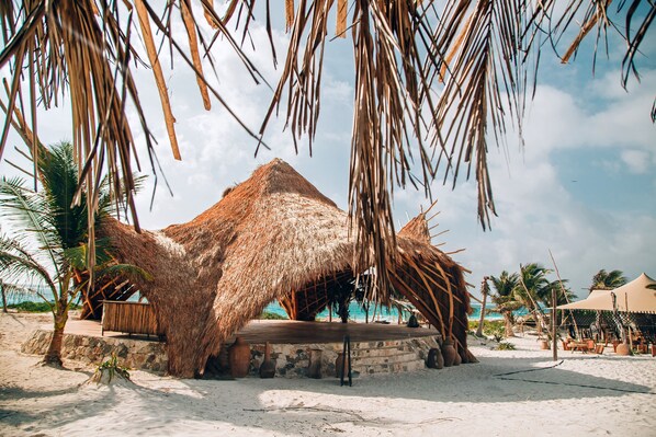 On the beach, white sand, beach cabanas, beach towels - Glamp Ikal Tulum (Tulum)