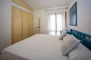 3 bedrooms, in-room safe, iron/ironing board, travel cot
