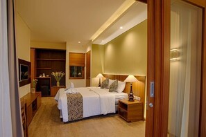 6 bedrooms, in-room safe, iron/ironing board, WiFi