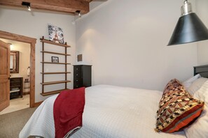 Kondominium, Beberapa Tempat Tidur, pemandangan danau (MV32: Lakeland Village Luxury Condo W) | 2 kamar tidur dan seprai linen