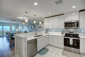 Fridge, microwave, oven, stovetop - Beachfront, Third-Floor, Pool - Gulf'n My Life Away (Port Aransas)