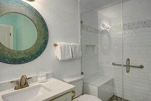 Dusche, Haartrockner, Handtücher, Shampoo