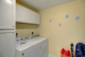 Interior - Beachfront, Third-Floor, Pool - Gulf'n My Life Away (Port Aransas)