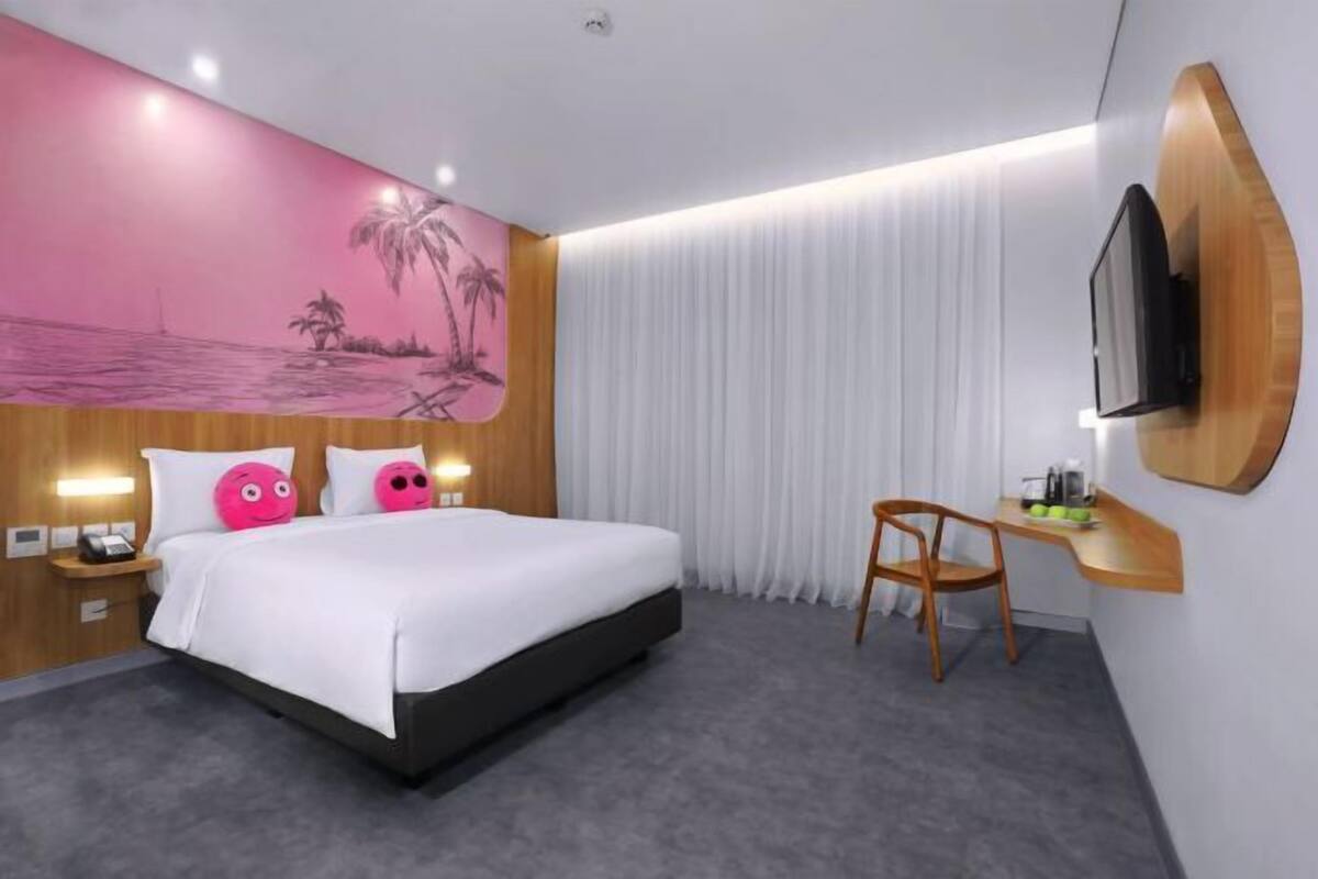 Escritorio, wifi gratis, ropa de cama