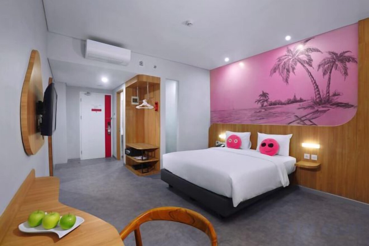 Desk, WiFi (free), bed sheets