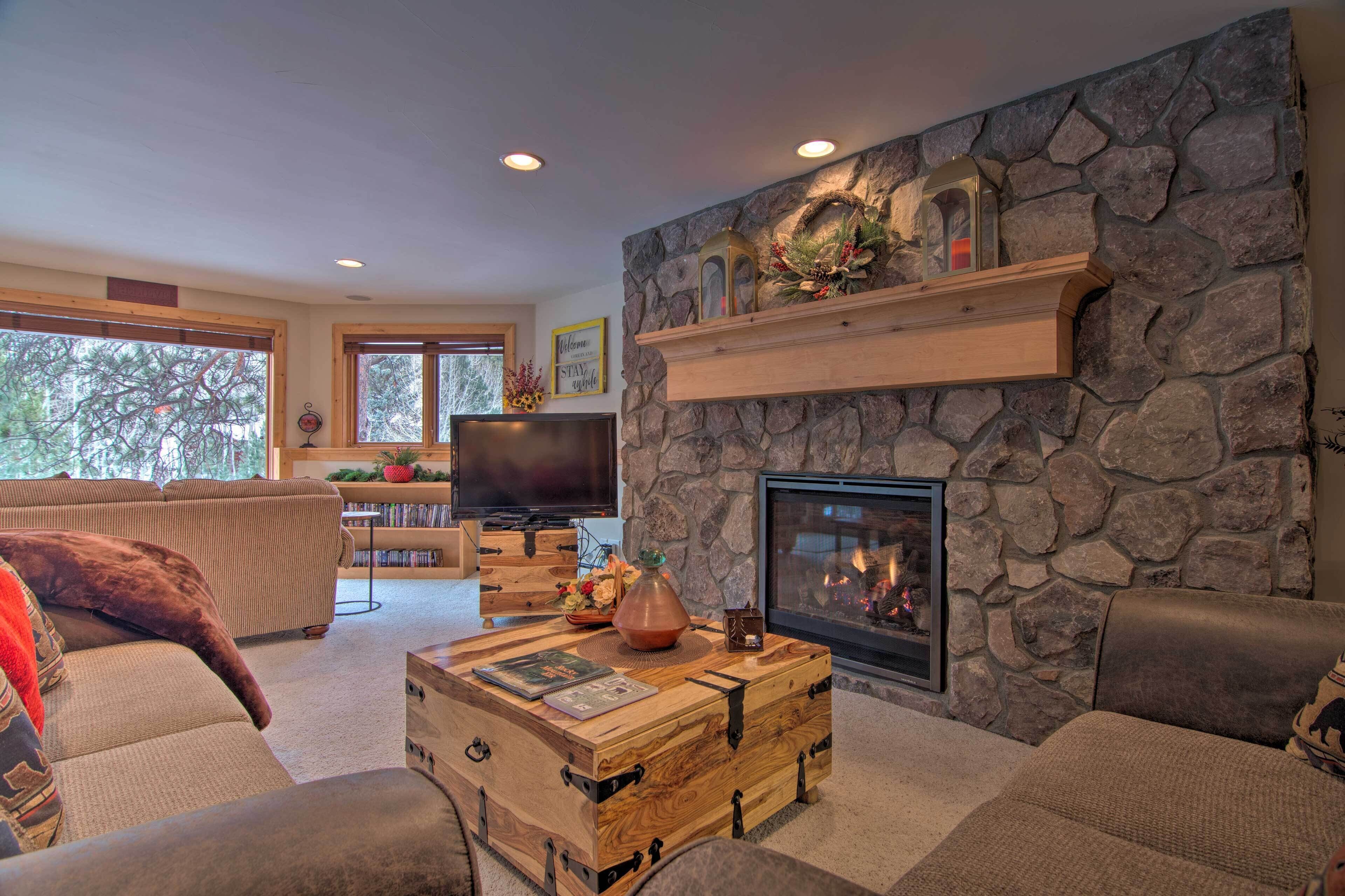 TV, fireplace, DVD player, books