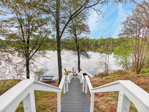 Lake Anna Waterfront - Sleeps 21 - Dock for 3 Boats