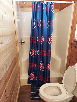 Kombinert dusj/badekar, boblebad, hårføner og håndklær