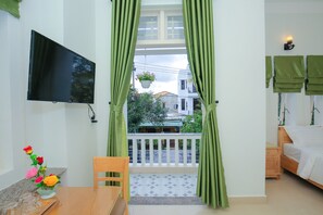 Tremannsrom – standard, byutsikt | Minibar, individuelt dekorert, individuelt innredet og skrivebord