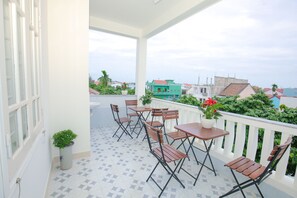 Dobbelt- eller tomannsrom – deluxe, byutsikt | Terrasse/patio