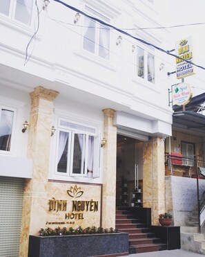 Exterior detail - Dinh Nguyen Khach san - phong don (Tp. Đà Lạt)