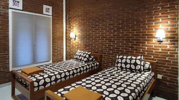 豪華雙床房 | 高級寢具、布置獨特、書桌、筆電工作空間