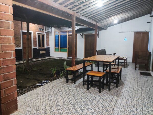 이코노미 쿼드룸, 침대(여러 개), 금연, 공원 전망 | 테라스/파티오
