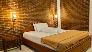 Premium bedding, individually furnished, desk, laptop workspace - Genthong Homestay - Hostel (Borobudur)