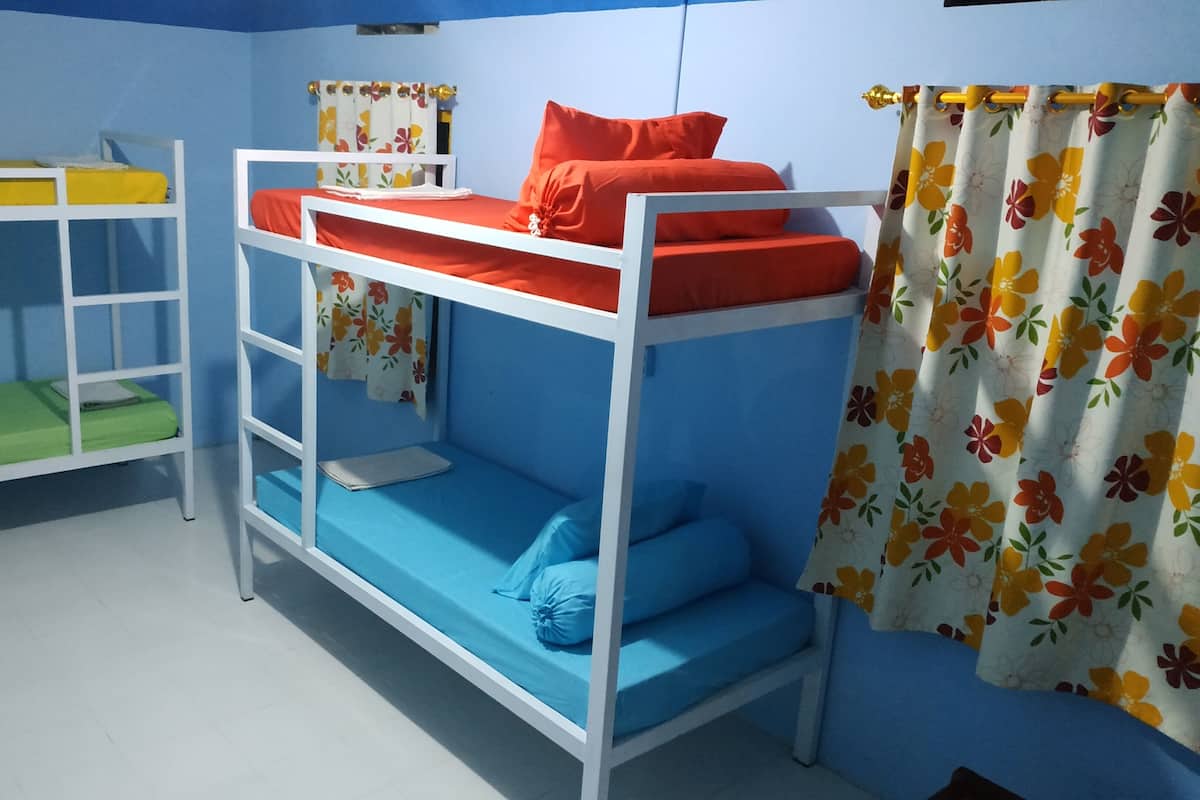 Quarto quádruplo econômico, várias camas, para não fumantes, vista para o parque | Roupas de cama premium, individualmente mobiliados, escrivaninha