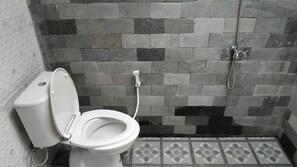 Chambre quadruple économique, Plusieurs lits, non-fumeur, vue sur le parc | Salle de bain | Douche, bidet, serviettes fournies, papier de toilette