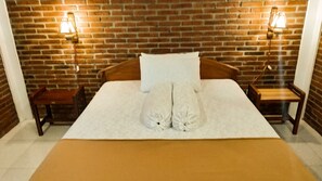 Deluxe Queen | Premium bedding, individually furnished, desk, laptop workspace - Genthong Homestay - Hostel (Borobudur)