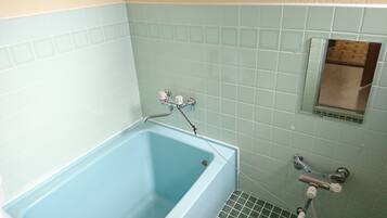 Bañera, secador de pelo, toallas y jabón