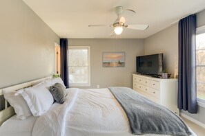 6 bedrooms, desk, iron/ironing board, travel cot