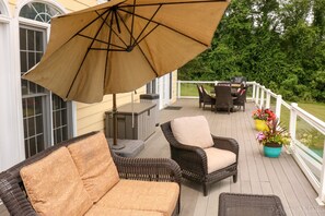 Outdoor dining - Spectacular Views & Serene Surroundings: Your Perfect Getaway (Leesburg)