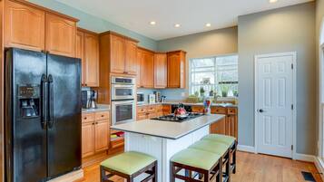 Geladeira, micro-ondas, fogão, cooktop