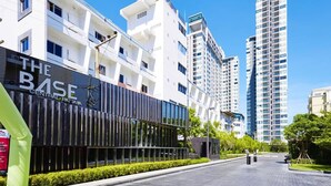 A modern building complex with a prominent sign reading "THE BASE CENTRAL PATTERNS". - Pony's Homestay -The Base Condo- (Bang Lamung)