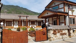 Un edificio tradicional coreano de estilo hanok, con arquitectura de madera y tejado de tejas.