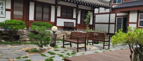 Vista frontal de la propiedad