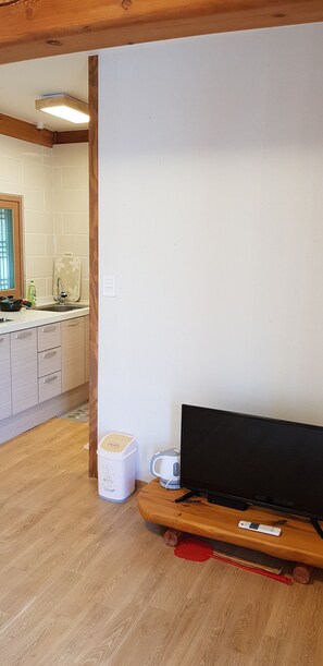 Room (Sambong) | Living area | Flat-screen TV, heated floors - Danyang Sobaeksan Hanok Pension (Danyang)
