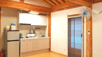 Basic Room (Dodam) | Private kitchenette | Fridge, microwave, stovetop, rice cooker