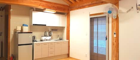 Habitación básica (Dodam) | Cocineta privada | Refrigerador, microondas, parrilla de estufa y arrocera