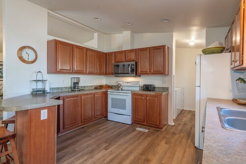 Kenton House- Village Location, Walk to both June & Gull Lakes and Shops and Restaurants