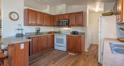 Kenton House- Village Location, Walk to both June & Gull Lakes and Shops and Restaurants