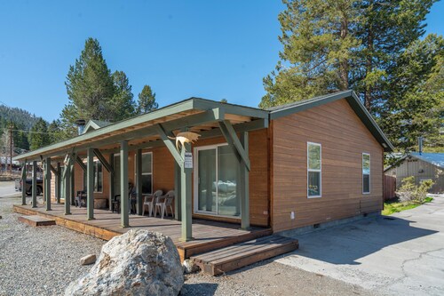 Kenton House- Village Location, Walk to both June & Gull Lakes and Shops and Restaurants