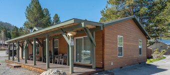 Kenton House- Village Location, Walk to both June & Gull Lakes and Shops and Restaurants