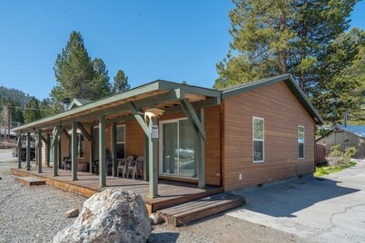 Kenton House- Village Location, Walk to both June & Gull Lakes and Shops and Restaurants