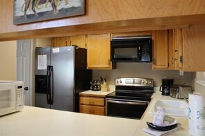 Cafetera y tetera, refrigerador, microondas y horno