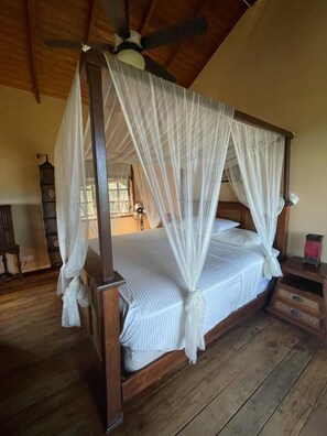 1 Schlafzimmer, Zimmersafe, Schreibtisch, Bügeleisen/Bügelbrett