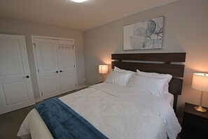 3 chambres, bureau, fer et planche à repasser, accès au Wi-Fi (inclus)